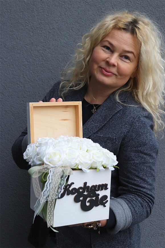 Białe Kocham Cię, walentynkowy drewniany flowerbox