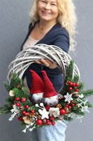 dekoracyjny wianek Skrzaty, czerwone czapeczki, śr.39cm 