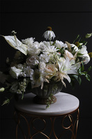 Anturium Romanea, biała kompozycja kwiatowa w pucharze