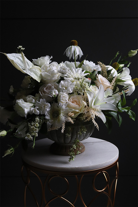 Anturium Romanea, biała kompozycja kwiatowa w pucharze
