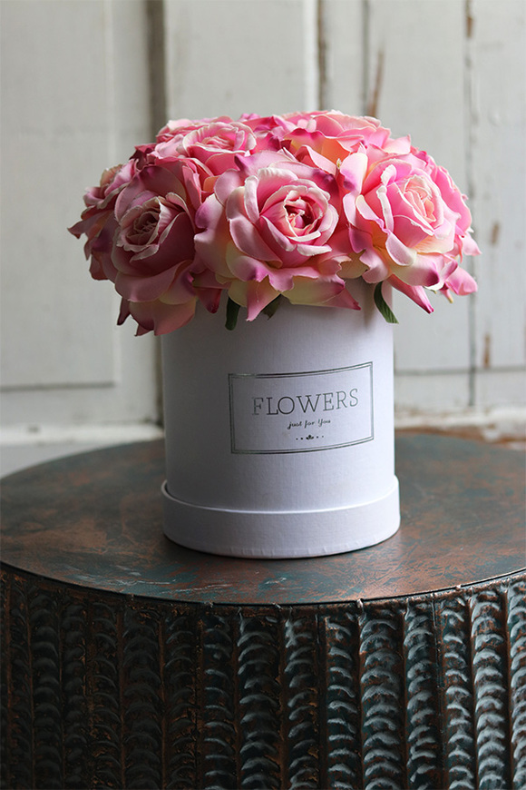 biały flowerbox z różami, Rosaisa, wys.26cm