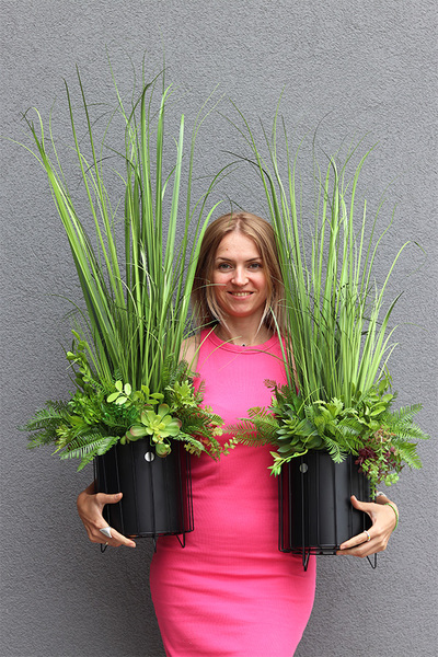 Zielony Ogród, sztuczna trawa z sukulentami w czarnej donicy