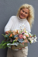 Vivaldi Row, kompozycja kwiatowa w złotej donicy