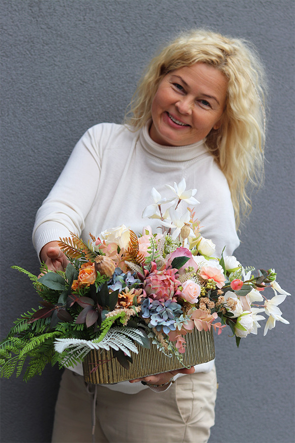 Vivaldi Row, kompozycja kwiatowa w złotej donicy