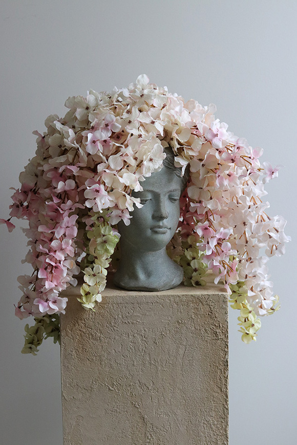 Afro Wisteria, kompozycja kwiatowa w głowie