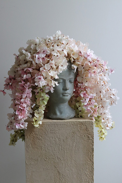 Afro Wisteria, kompozycja kwiatowa w głowie