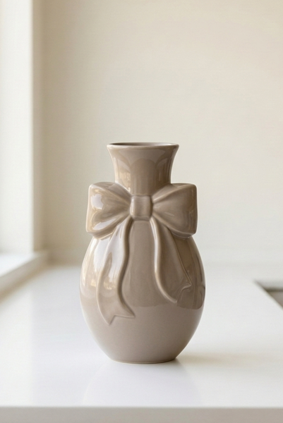 Kokarda Beige, wazon ceramiczny z kokardą