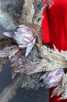 Subtelle Lilano, wianek na obręczy z proteą