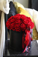 Christiano Red Roses, flowerbox z aksamitnymi różami, wys.42cm