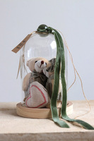 Teddy Green, kompozycja pod szklanym kloszem