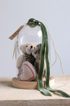 OD RĘKI Teddy Green, kompozycja pod szklanym kloszem, wys.20cm 