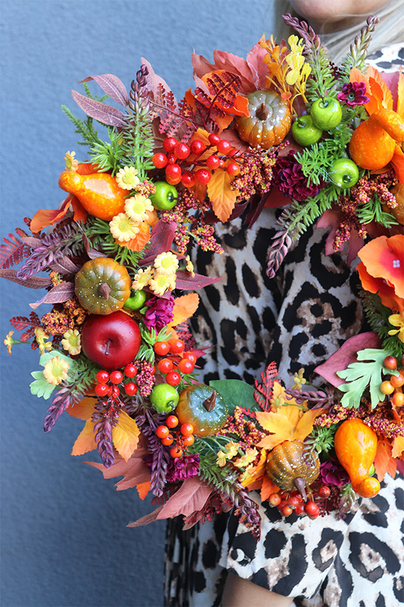Grządki, jesienny wianek z owocami