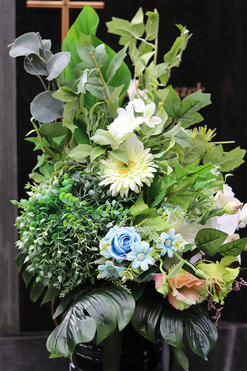 Kerra, bukiet nagrobny z jasnych kwiatów, dł.76cm 