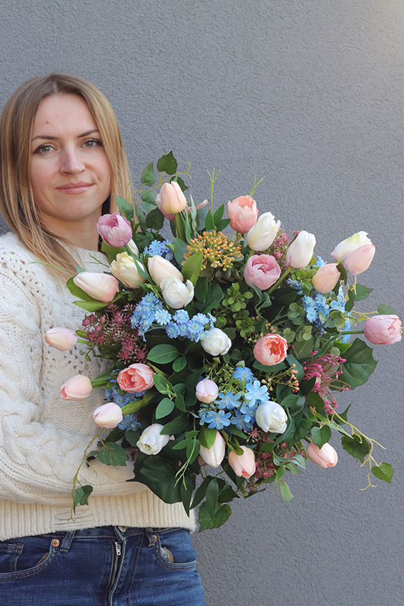 Pastelowe Tulipany, dekoracja nagrobna w misie