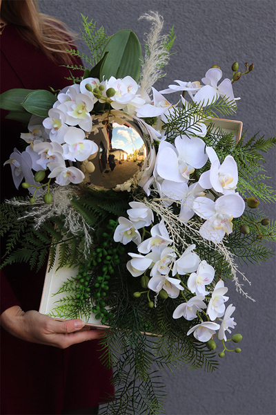 Telicja Dekoria, efektowna kompozycja kwiatowa na tacy