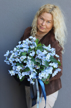 Apple Blue, kompozycja nagrobna w misie, wym.32x40cm