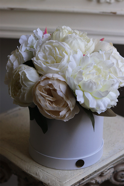 Peonies Classic 2, flowerbox z kremowymi peoniami