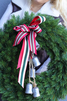 Zima u Kasi, realistyczny wianek iglasty z dzwonkami