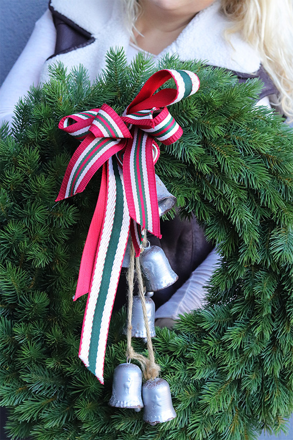 Zima u Kasi, realistyczny wianek iglasty z dzwonkami