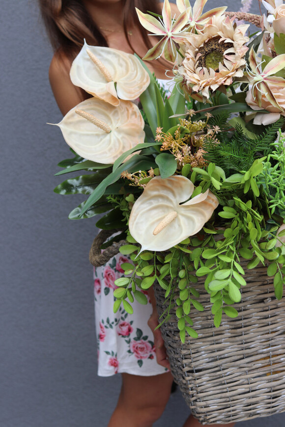 Bohema, kompozycja z anturium i słonecznikiem w koszu