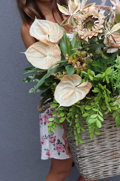 Bohema, kompozycja z anturium i słonecznikiem w koszu