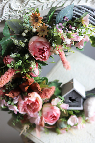 asymetryczny wianek z ptaszkiem, Dom Wiosną