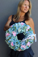 Bellata, wianek dekoracyjny z niebieskich hortensji