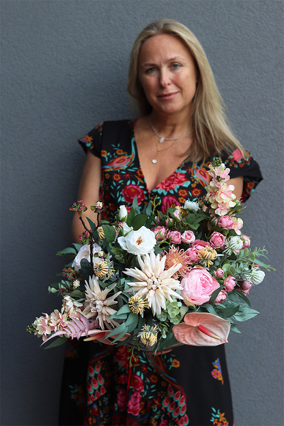 Yselia Big, kompozycja kwiatowa w metalowym naczyniu