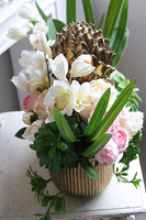 Leotte, kompozycja kwiatowa z karczochem