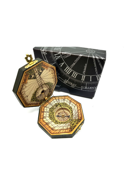 Oktagon, zegar słoneczny i kompas, wieko mosiężne