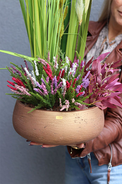 Jesienne Stepy, jesienna trawa z wrzosami w donicy