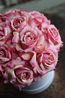 biały flowerbox z różami, Rosaisa, wys.26cm