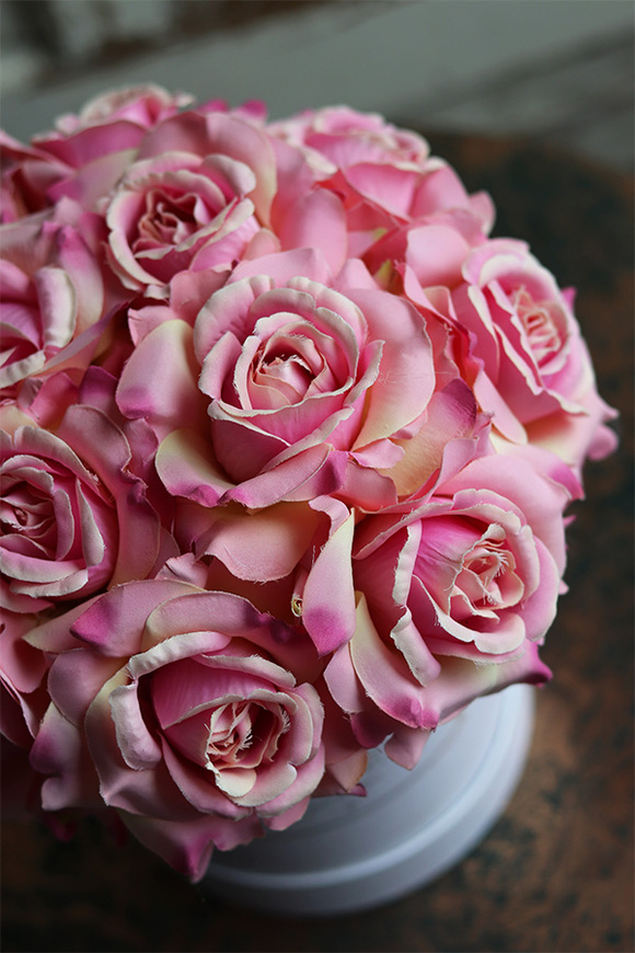 biały flowerbox z różami, Rosaisa, wys.26cm