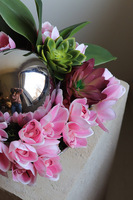 Dekoria Almani, efektowna kompozycja kwiatowa w misie