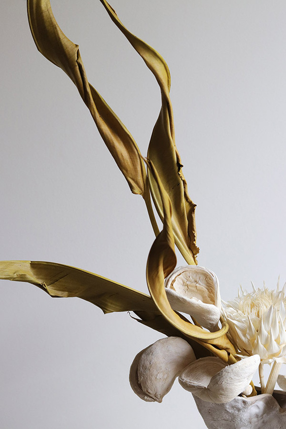 Biała Nimfa, kompozycja kwiatowa w wazonie