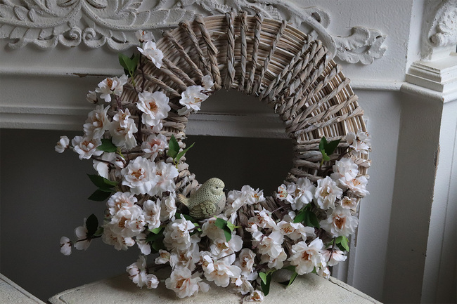 Ptaszek na drzewie, wiosenny wianek dekoracyjny