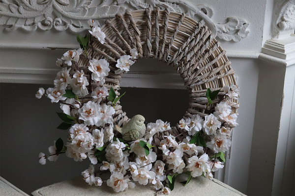 Ptaszek na drzewie, wiosenny wianek dekoracyjny