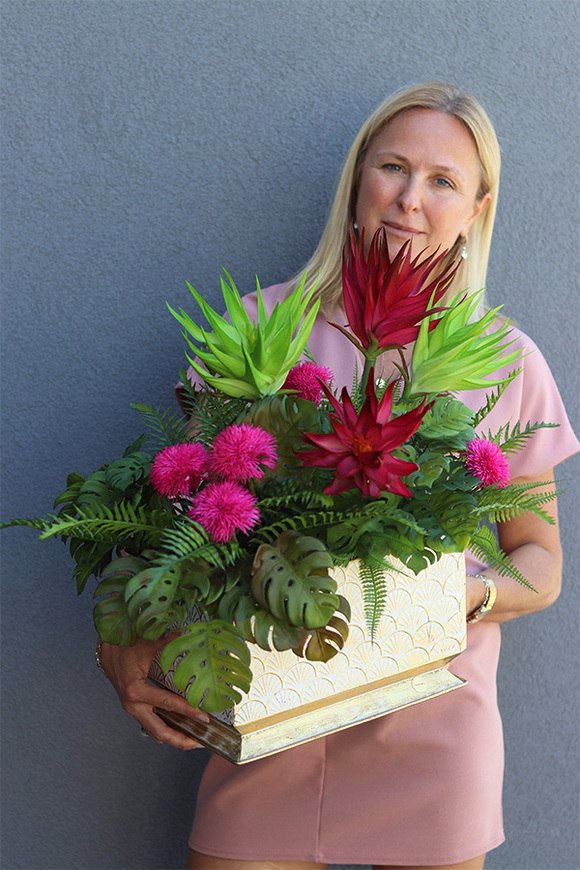 Fuxja Echmea, kompozycja kwiatowa w metalowej doniczce