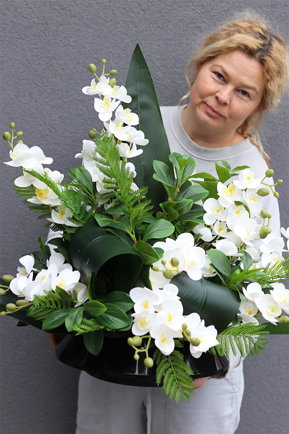 White Orchidera kompozycja nagrobna w plastikowym naczyniu