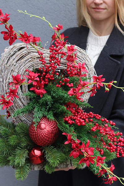 Pasja, zimowa kompozycja nagrobna, wym.58x65x38cm