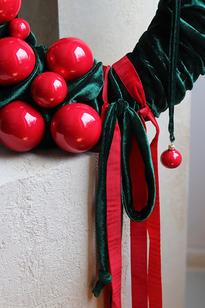 Velvet Xmas, świąteczny wianek z bombkami