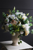 Creamosa Cremona, kompozycja kwiatowa w pucharze