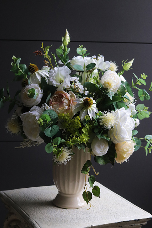 Creamosa Cremona, kompozycja kwiatowa w pucharze