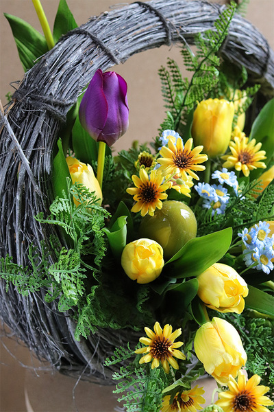 Yellowe Violet, kompozycja nagrobna z tulipanami