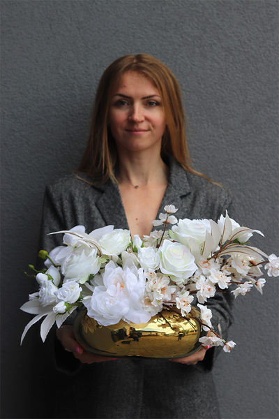 Lorient Gold Big, kompozycja kwiatowa w złotej misie