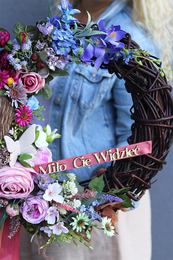 Miło Cię Widzieć 2, asymetryczny wianek z sercem i napisem