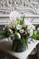 kompozycja flowerbox Neliasa Chocolate z napisem na piku, wym.25x30cm