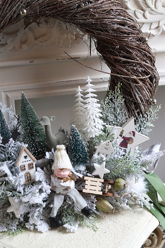 	Mroźna Kraina, gęsty zimowy wianek ze skrzatem