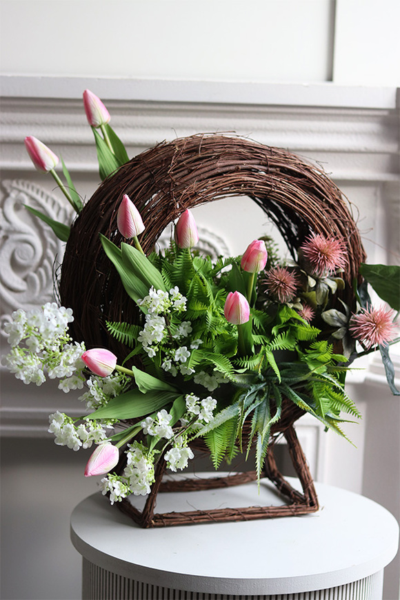 Seleste, wiosenna dekoracja kwiatowa z tulipanami