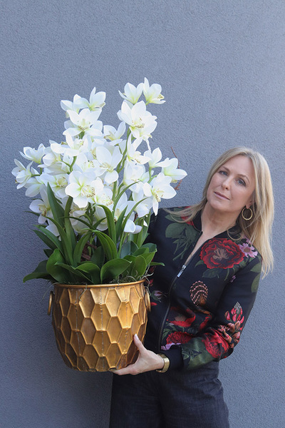 Fellis Harlow, biały gumowy storczyk w złotej donicy